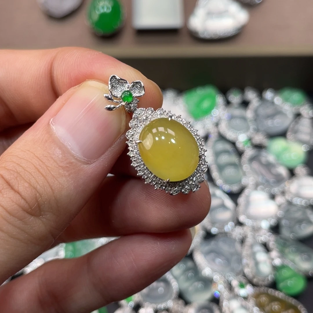 翡翠18K金镶嵌颈饰蛋面吊坠