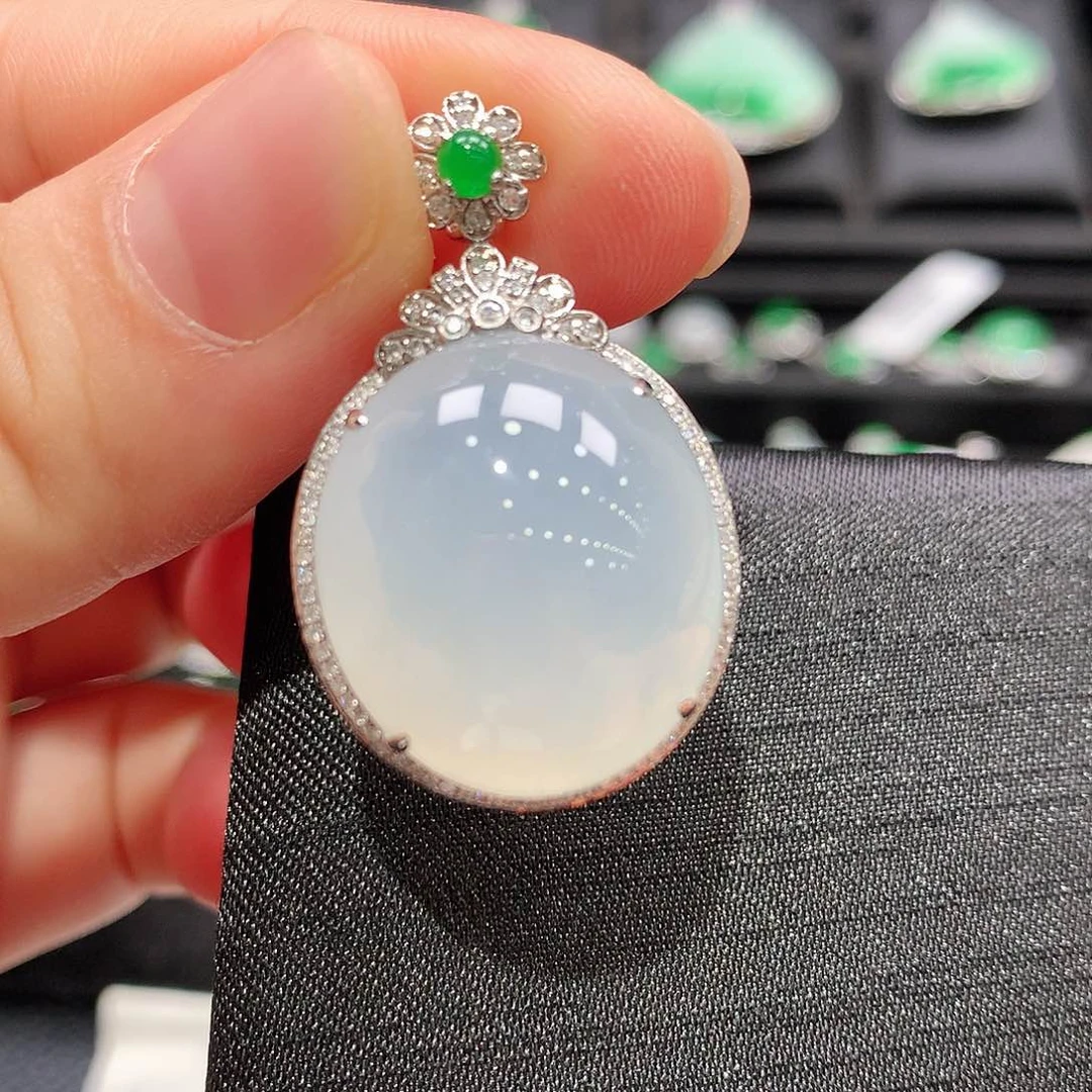 翡翠18K金镶嵌颈饰蛋面