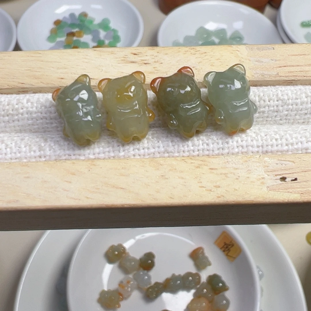 翡翠散珠小老虎一只