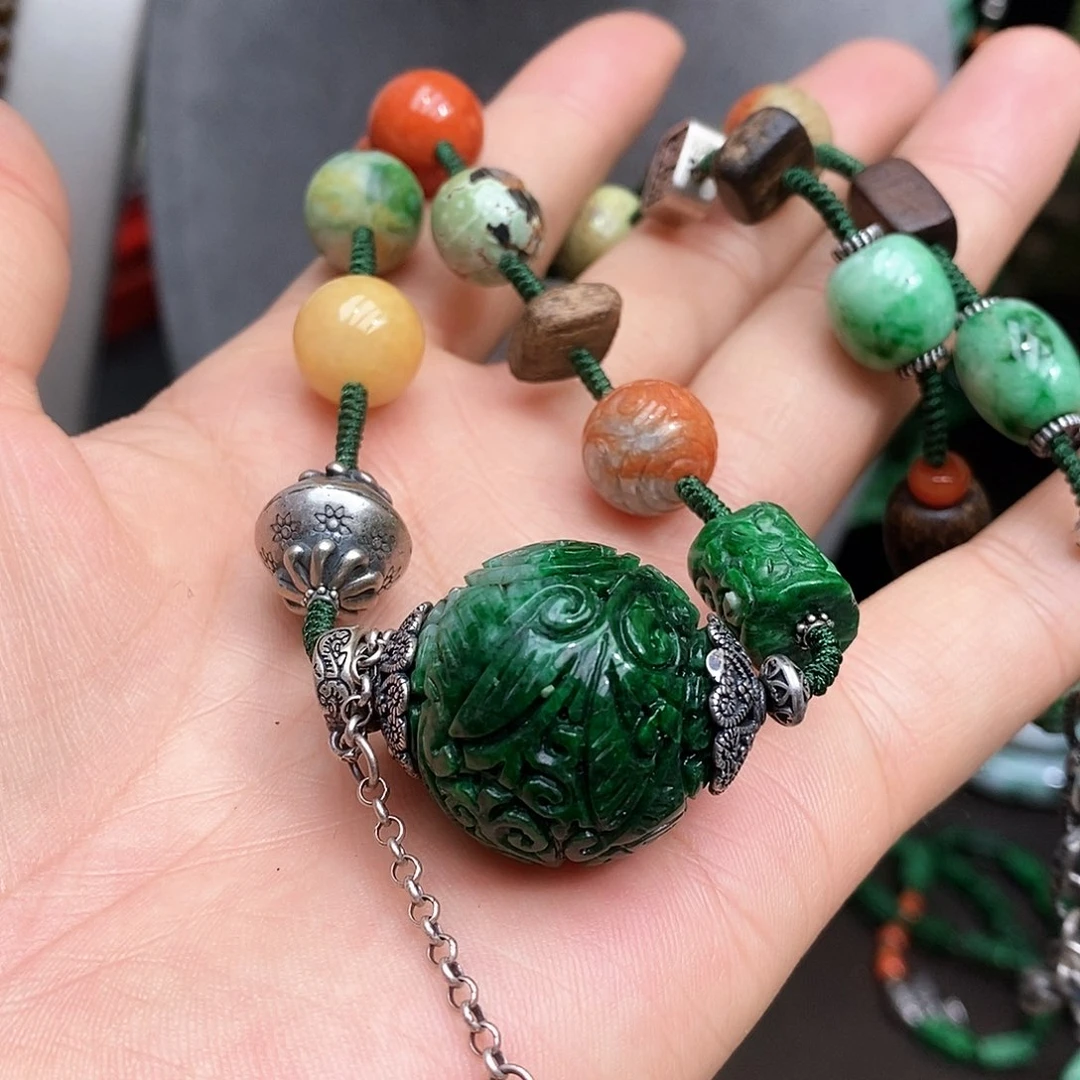 颈饰未镶嵌翡翠漂亮美眉