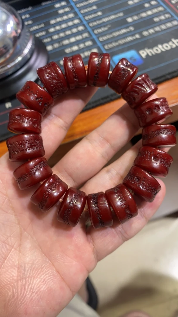 D 748  虫洞老红蜡手串