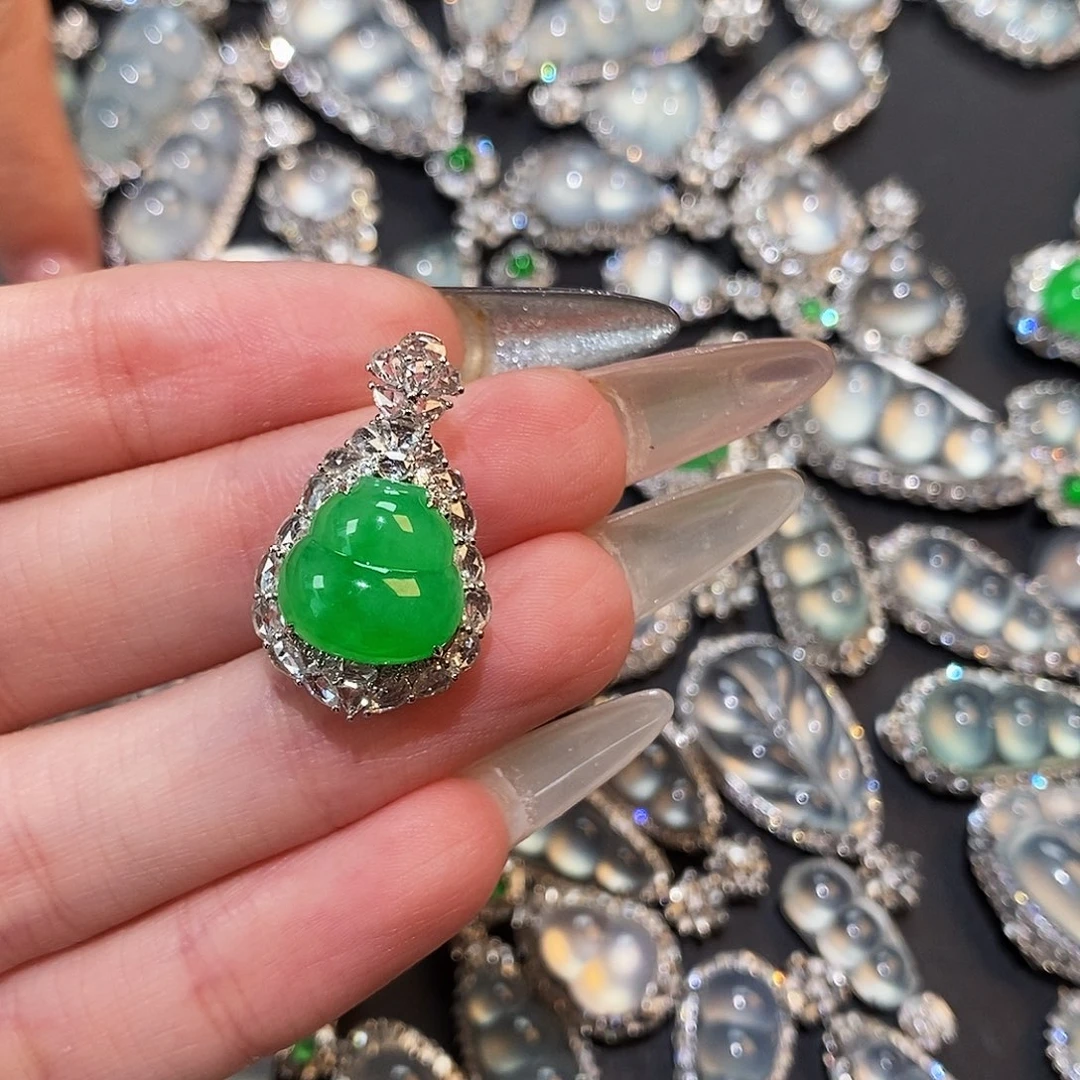 颈饰18K金镶嵌翡翠