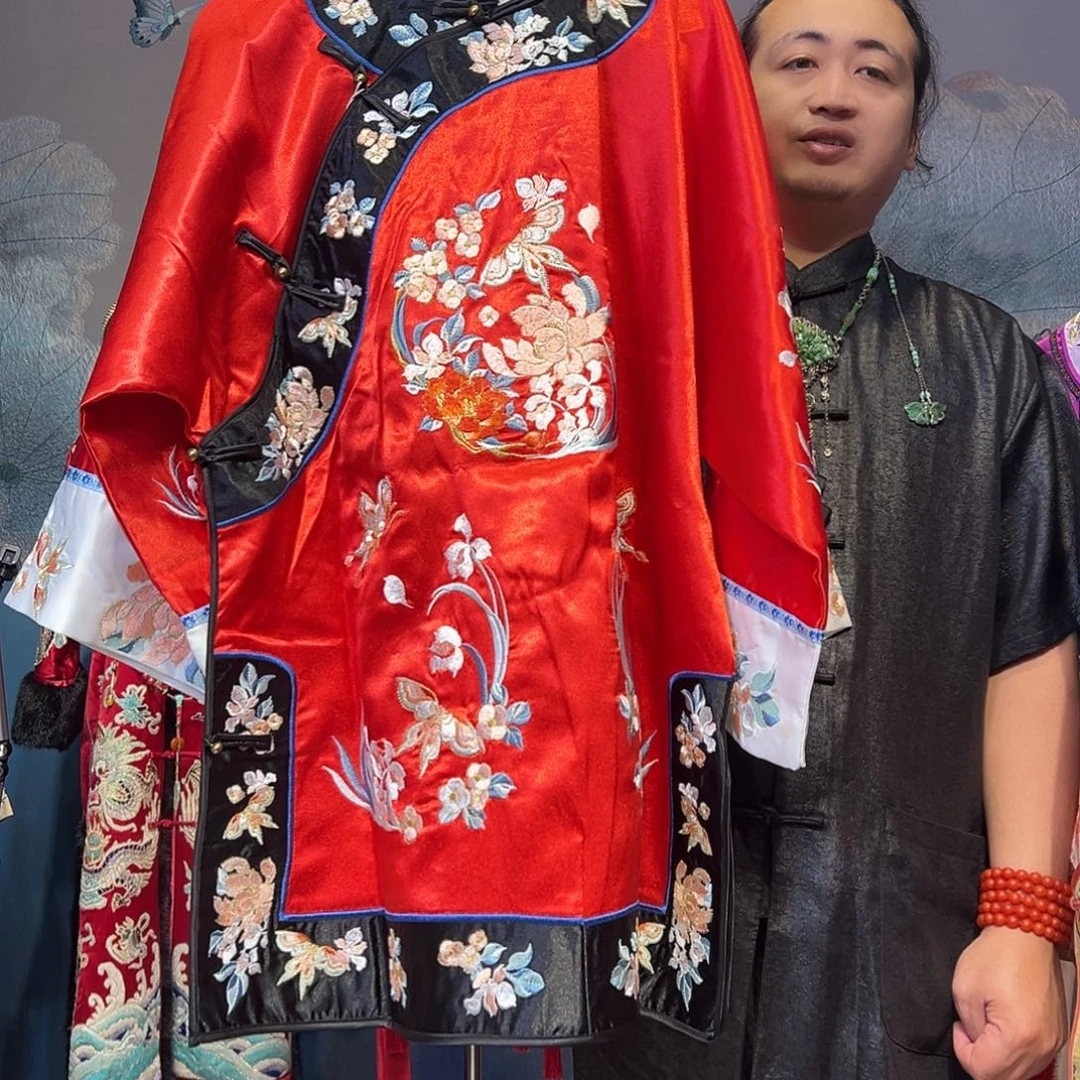 圆领斜襟前后满绣精工手推绣太太服