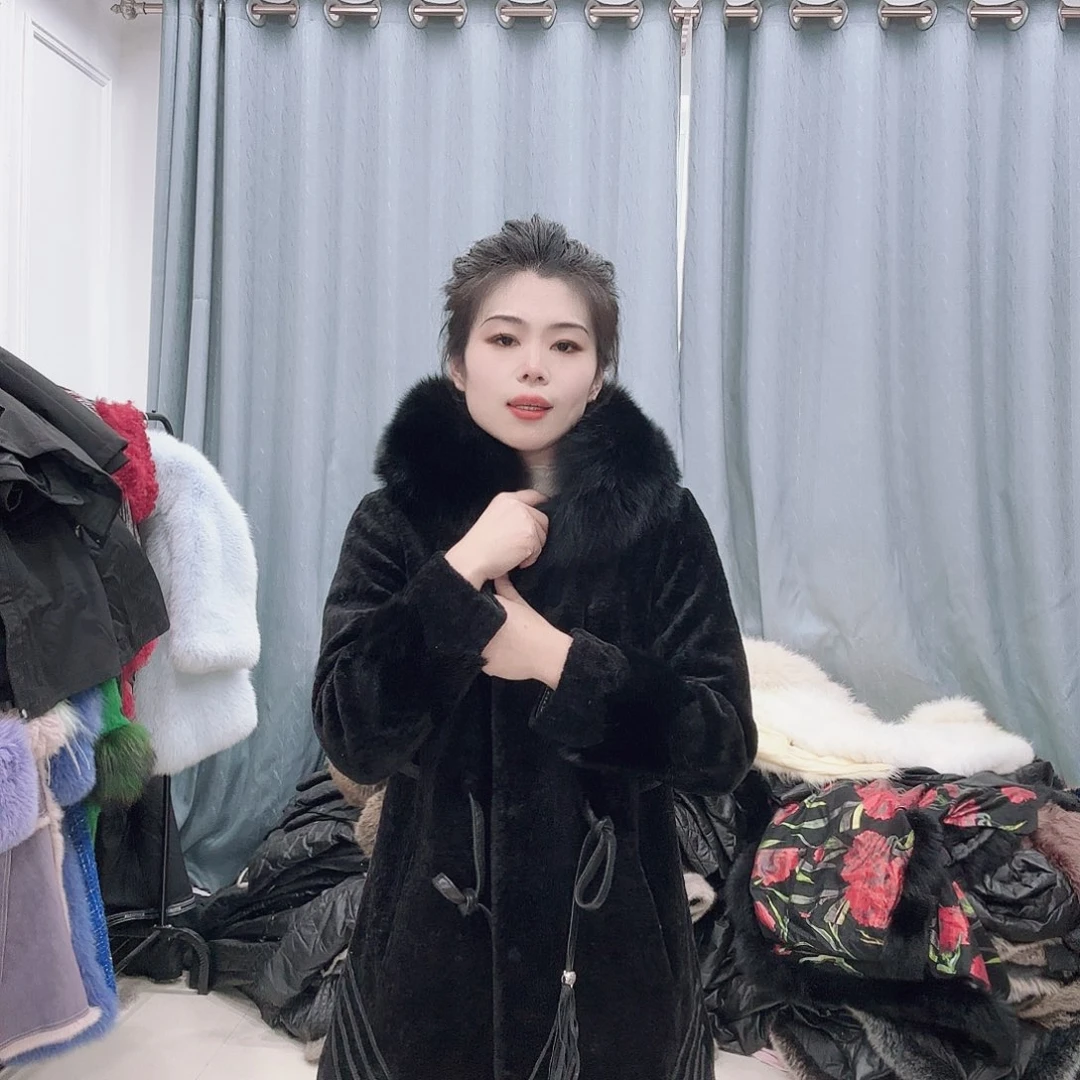 皮草搭配黑色西装和