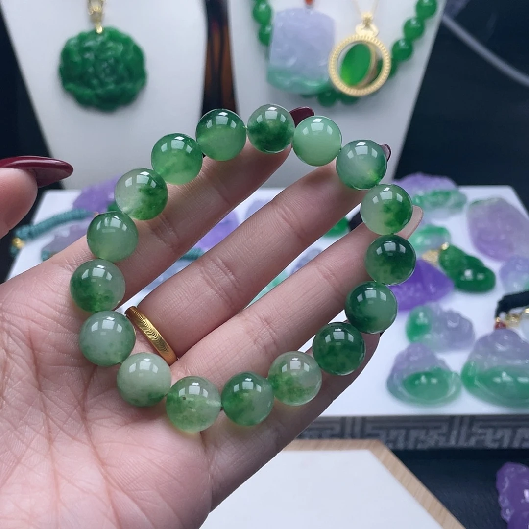 翡翠吊坠(赠链)未镶嵌