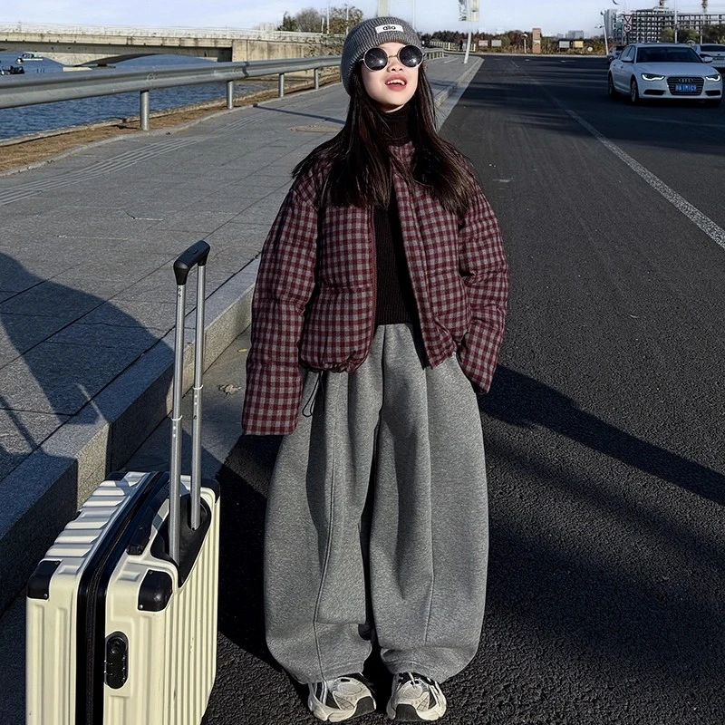 女童立领格子面包服冬季保暖外套2025新款儿童一体绒加厚弯刀裤潮