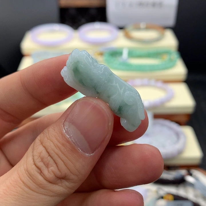 翡翠未镶嵌颈饰吊坠