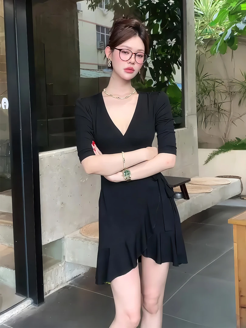 法式黑色V领一片式收腰短袖连衣裙女2025新款夏季不规则鱼尾短裙
