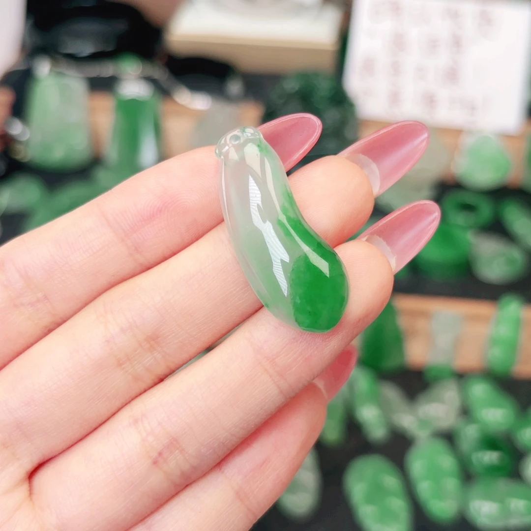 石英质玉（非洲翠）未镶嵌颈饰