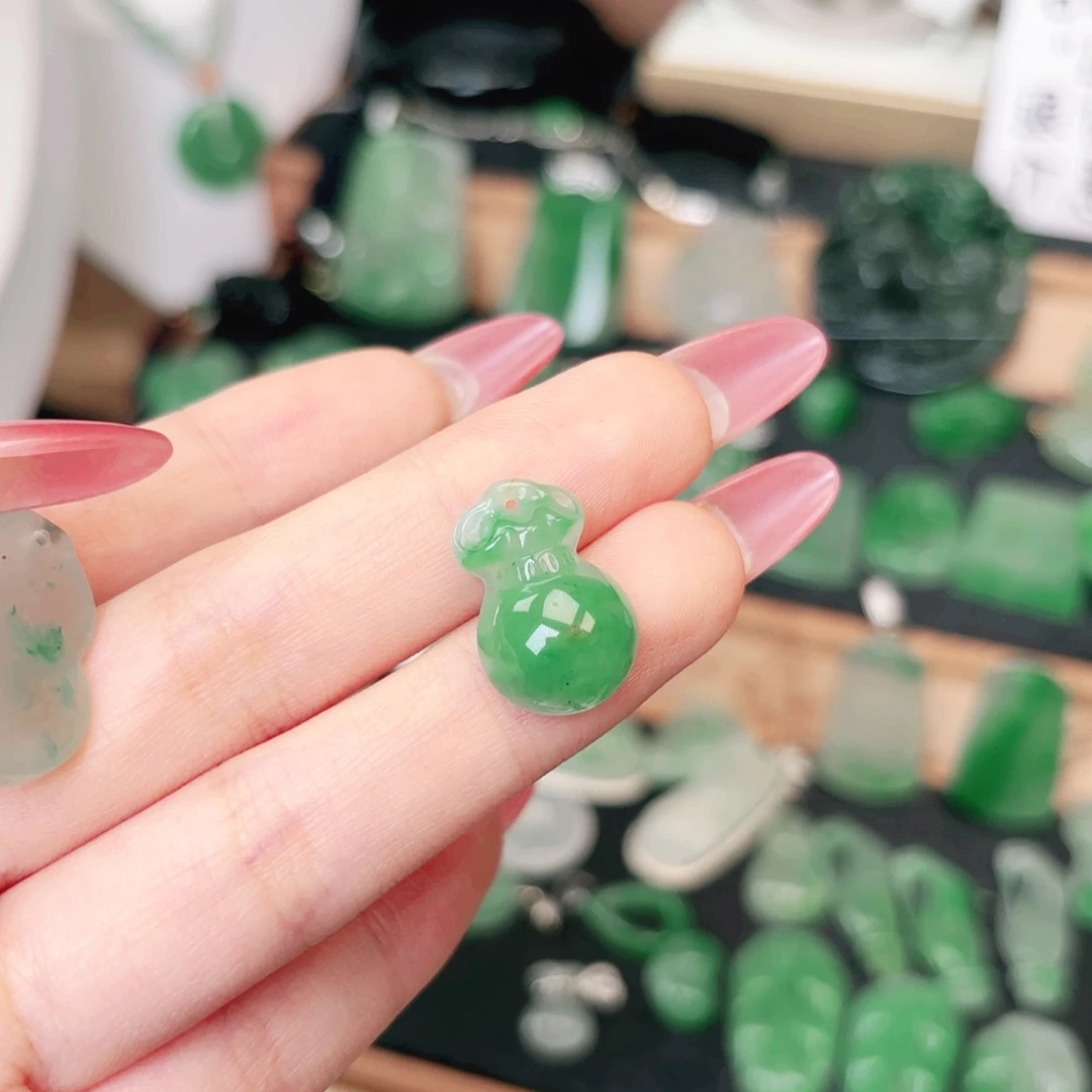 香***麟石英质玉（非洲翠）未镶嵌颈饰