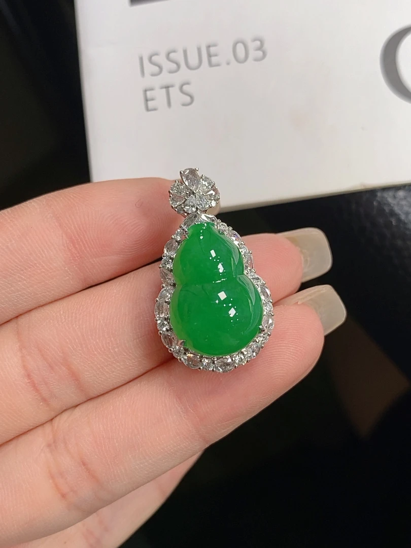 【伊玥珠宝】天然缅甸翡翠A货 老坑浓阳绿葫芦吊坠