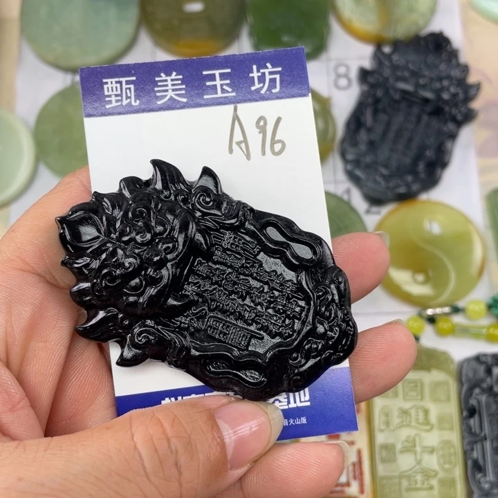 未镶嵌岫玉颈饰齐*春挂件