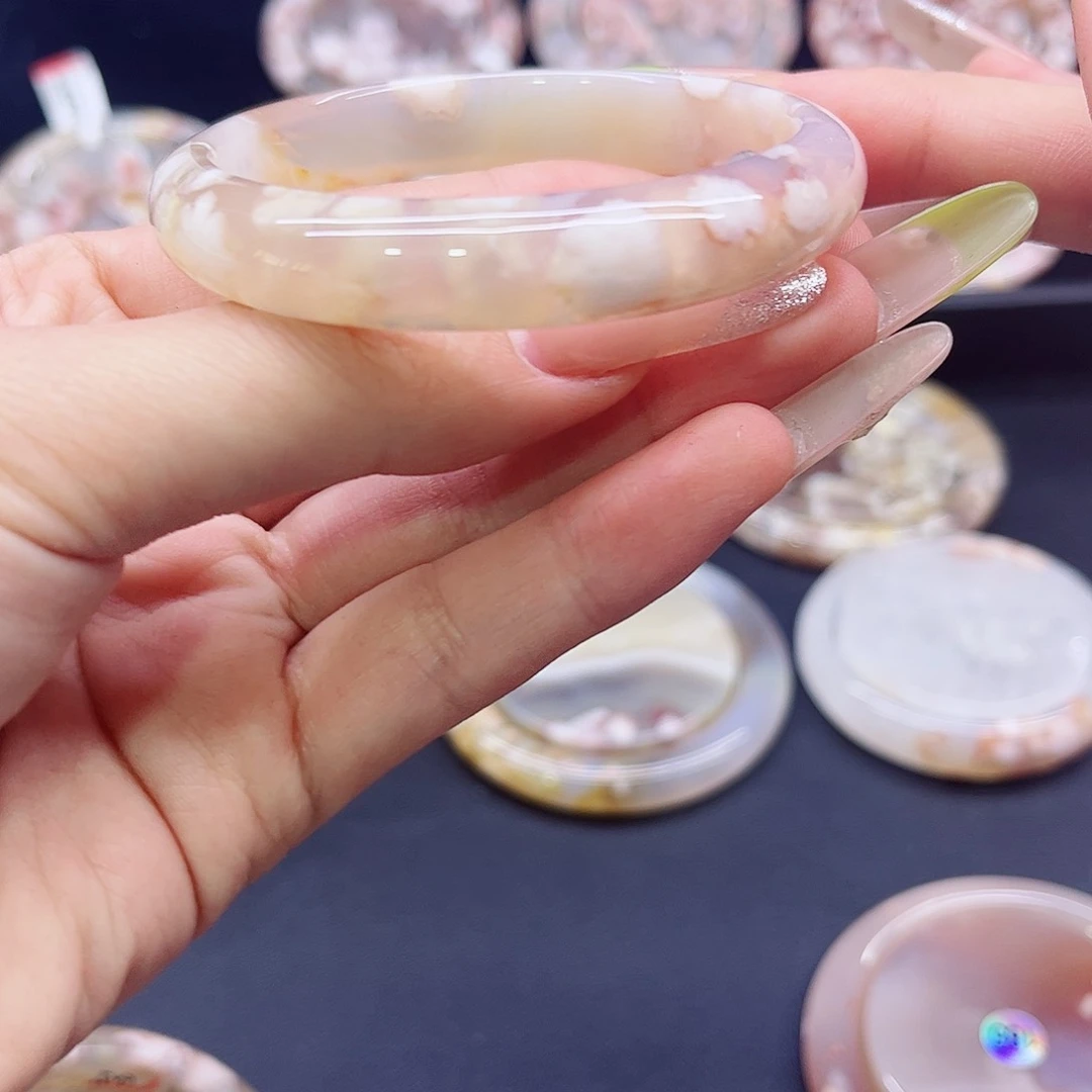 玛瑙/玉髓手镯未镶嵌小****。55