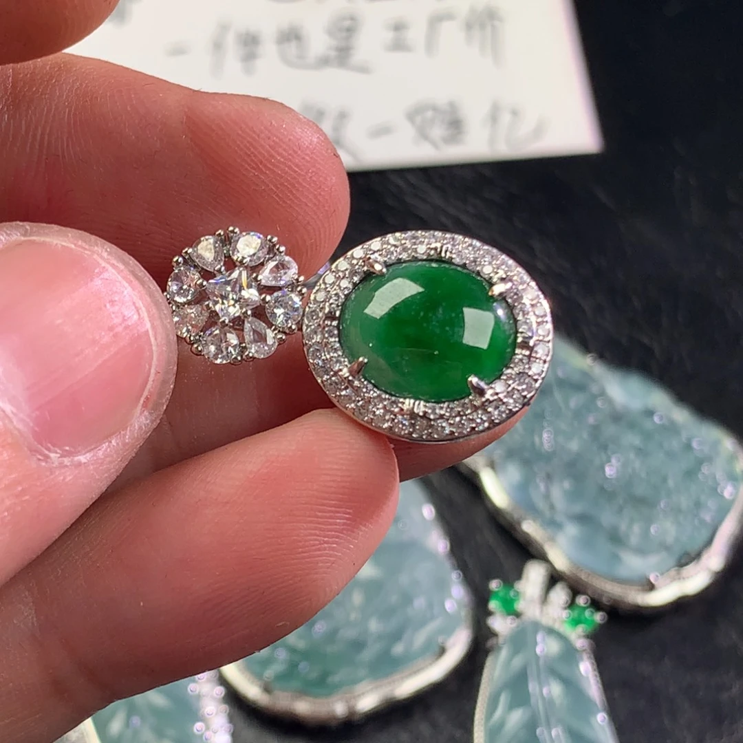 翡翠未镶嵌颈饰鸽子蛋