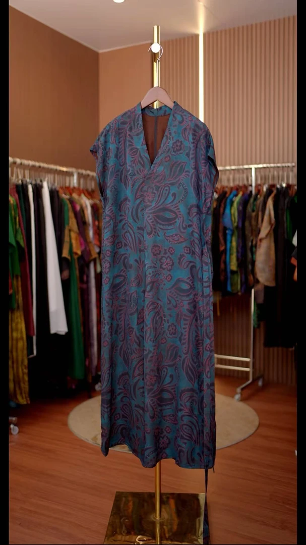 兰藤-新中式国风兰色藤蔓无袖连衣裙0474