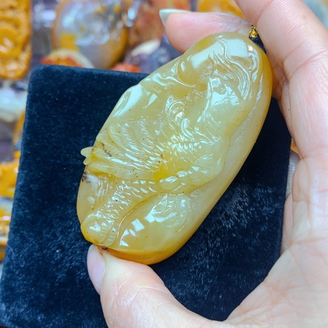 未镶嵌石英质玉（黄龙玉）颈饰