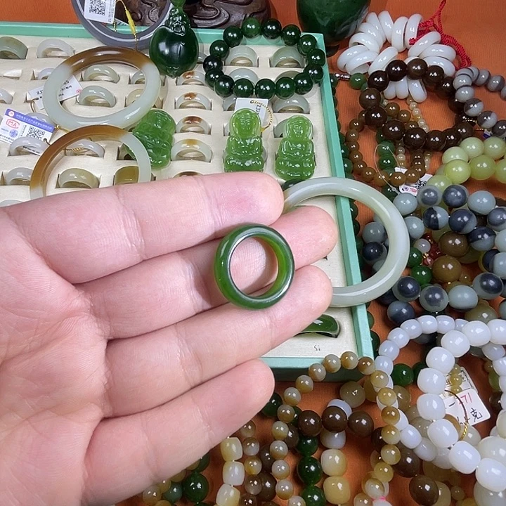 脚***白颈饰未镶嵌和田玉（碧玉）