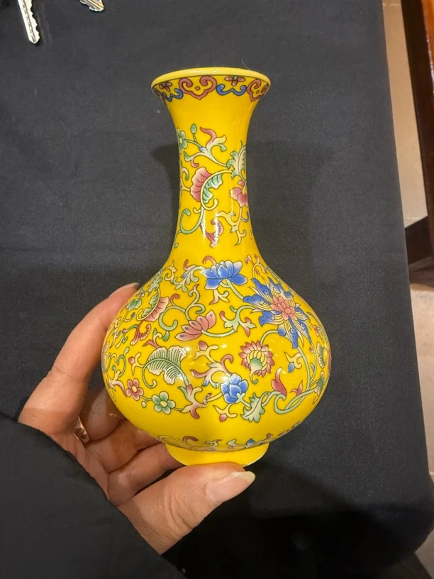 珐琅彩缠枝莲花瓶