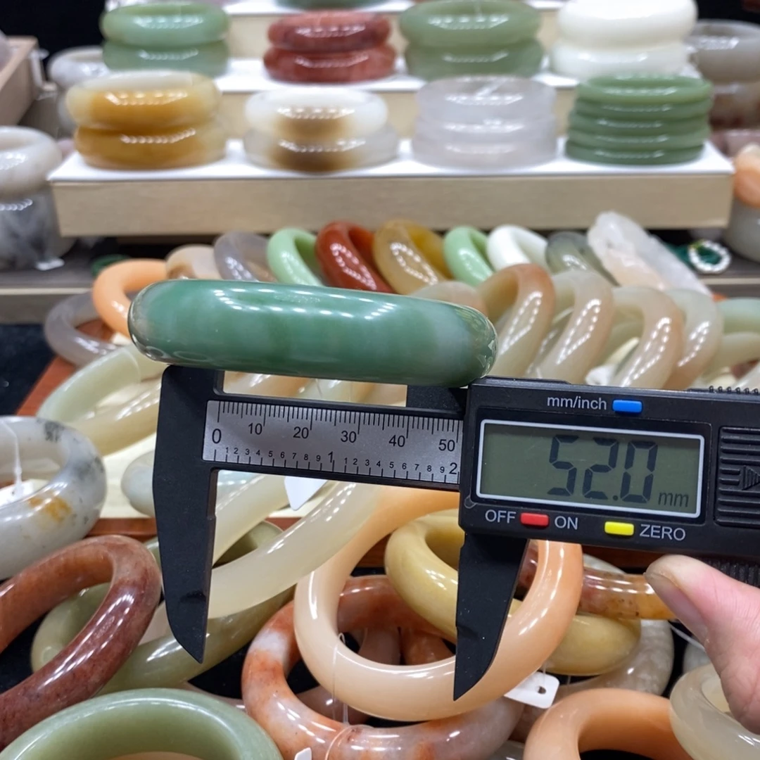 石英岩玉未镶嵌珠宝半成品