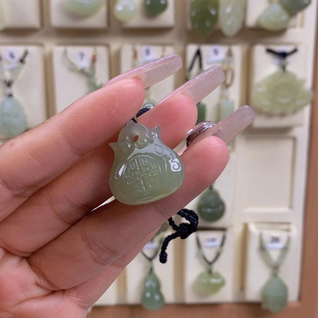 遇***暖和田玉未镶嵌颈饰