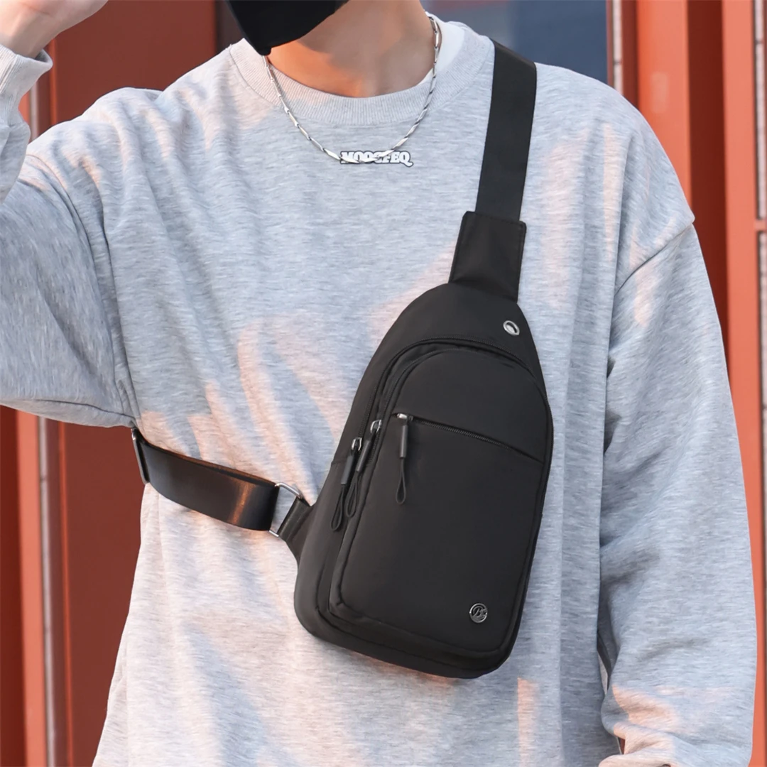 2025新款男士胸包斜挎包休闲简约轻便男款包胸前包防泼水通勤小包