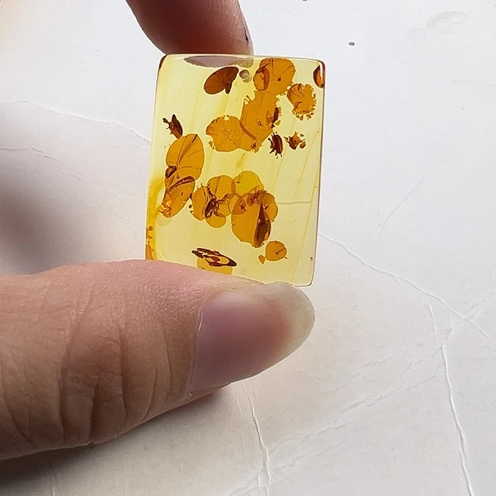 未镶嵌颈饰琥珀（花珀）