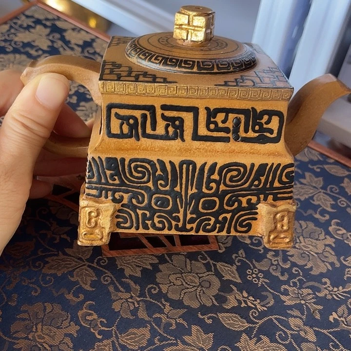 茶壶紫砂矿泥料手工制作的一把紫砂壶。