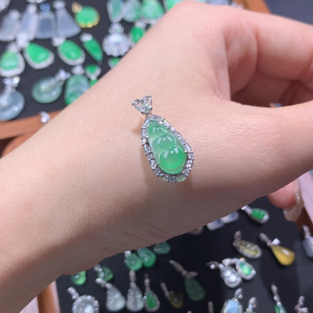 翡翠18K金镶嵌颈饰木纳甜绿不封底福豆吊坠