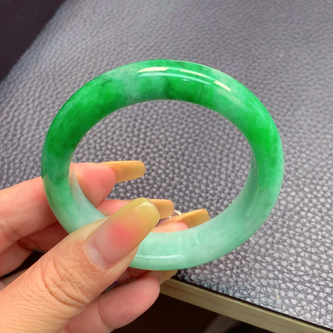 翡翠手镯未镶嵌缅甸
