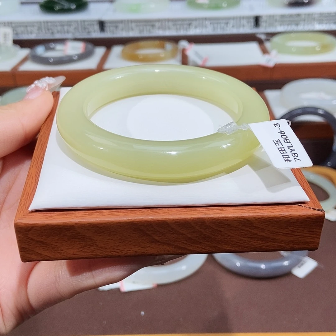 未镶嵌手镯和田玉楠