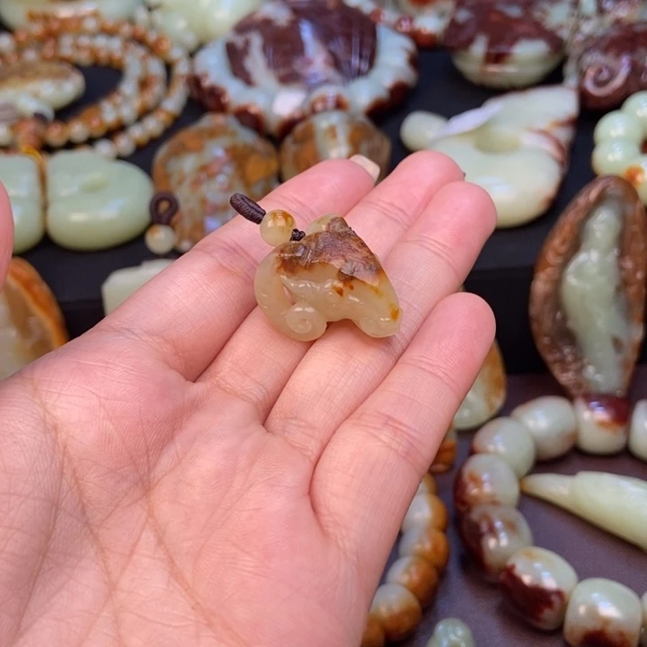 仄***昃岫岩河磨玉（透闪石质玉）未镶嵌挂件