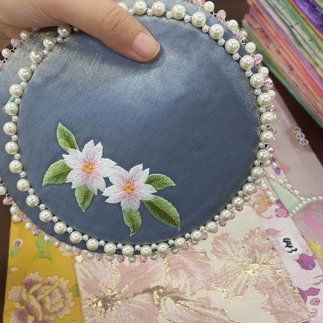 棉***。搪瓷杯子里还有好多