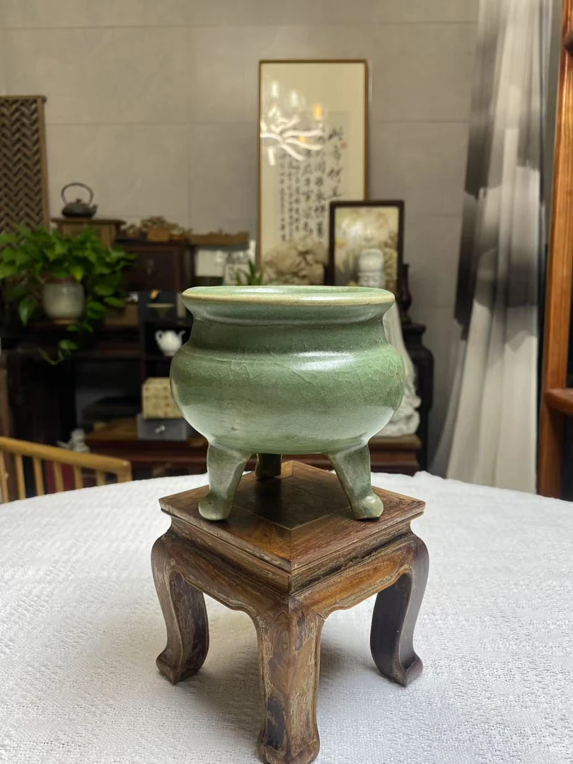 精选龙泉青釉三足炉