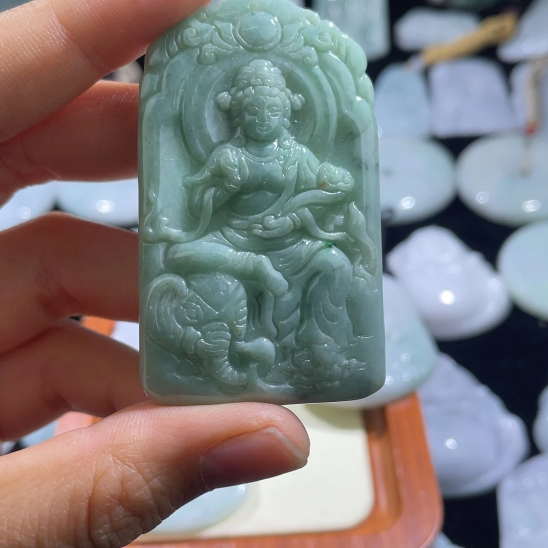 翡翠未镶嵌颈饰守护神