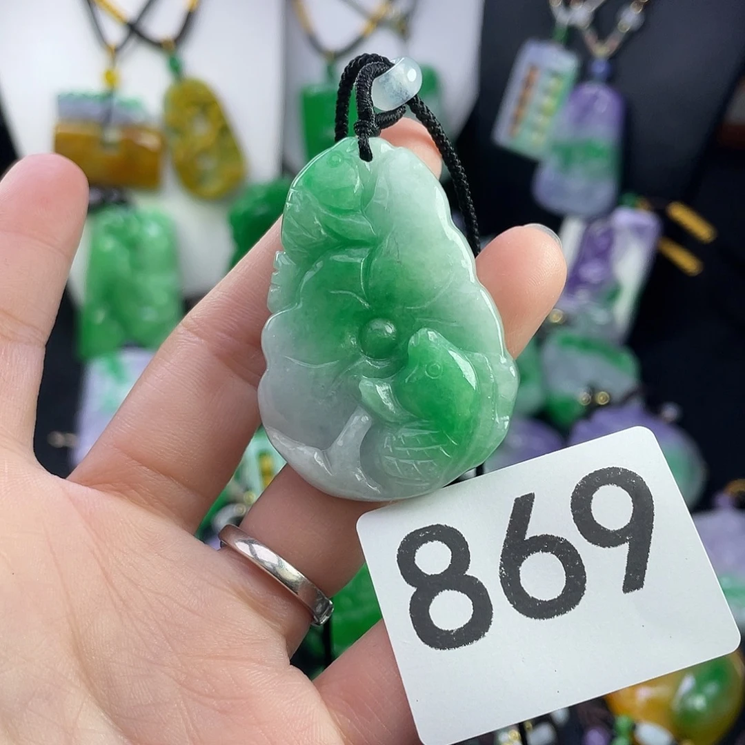 翡翠未镶嵌吊坠(赠链)