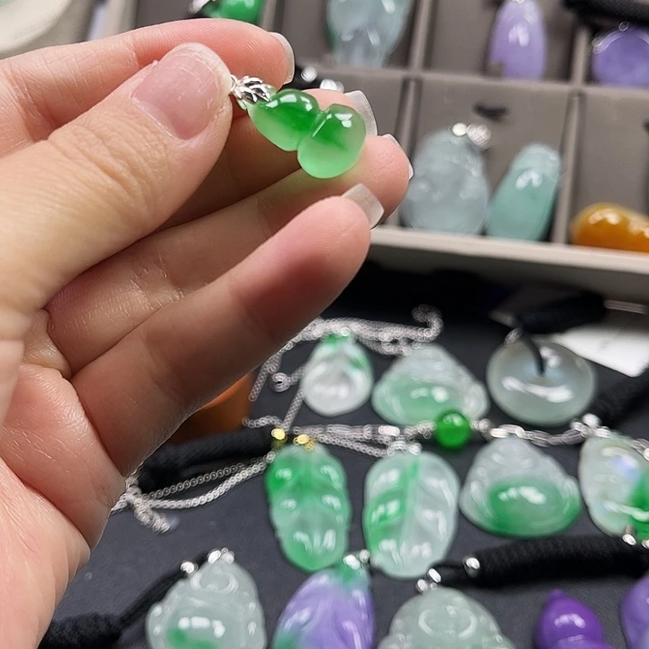 翡翠未镶嵌颈饰葫芦