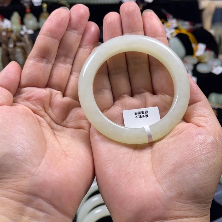 和田玉手镯未镶嵌