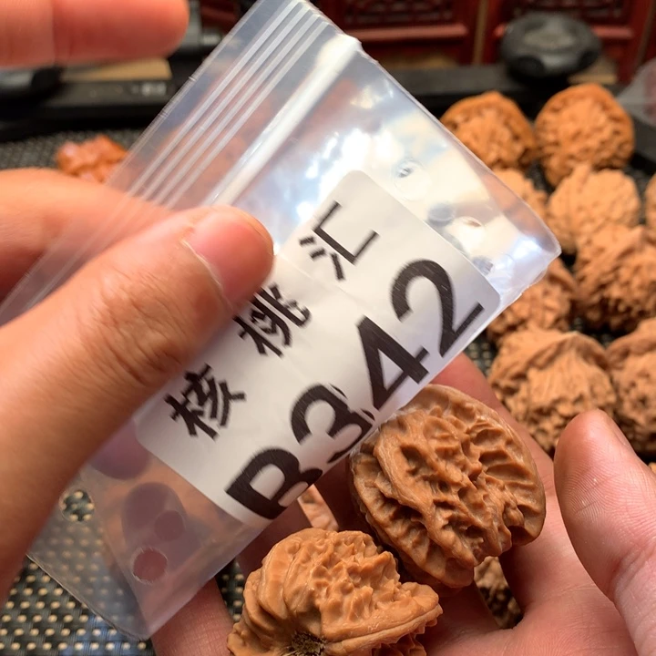 文玩核桃吊坠大龙