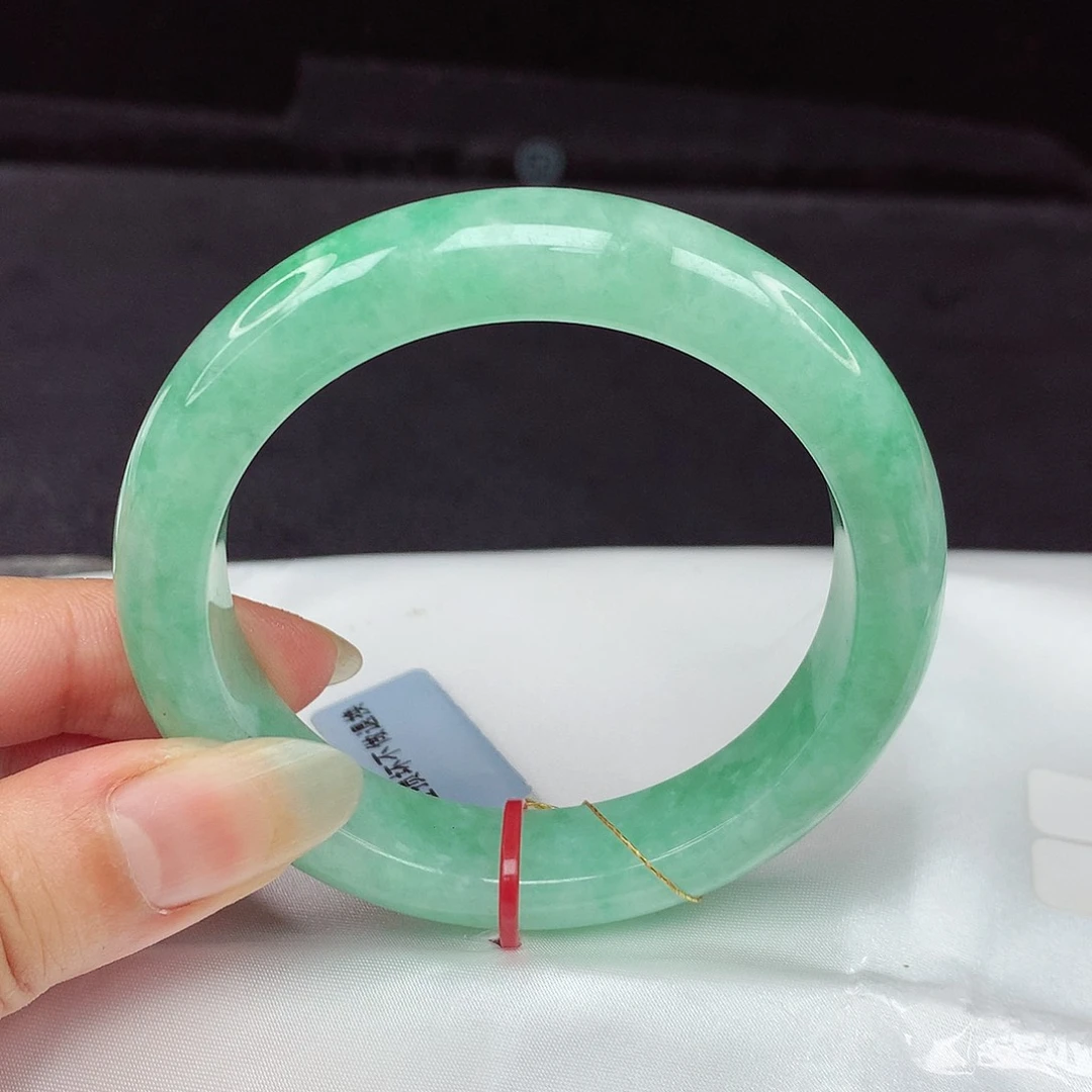 翡翠手镯未镶嵌55圈180