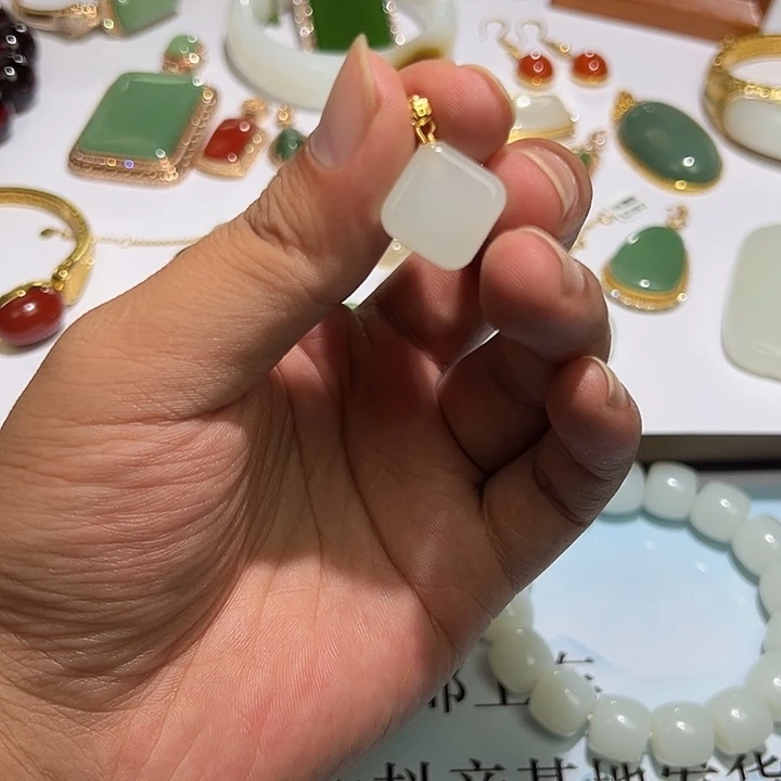 未镶嵌和田玉车挂