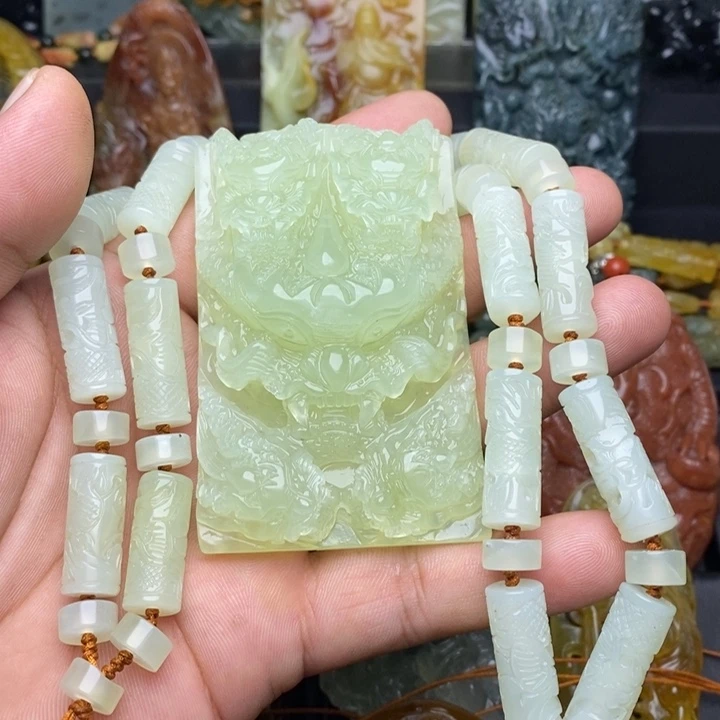 雨***宝未镶嵌蛇纹石玉颈饰