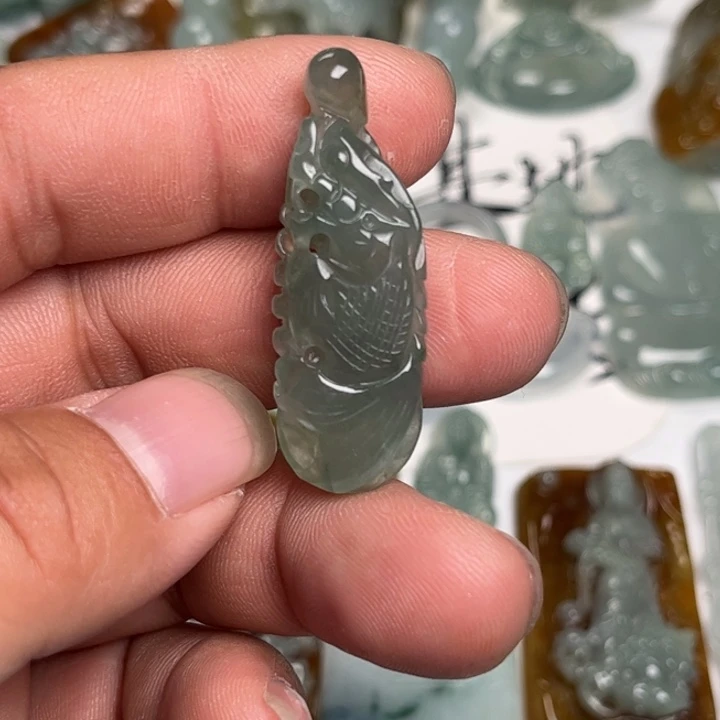 翡翠未镶嵌颈饰龙头鱼