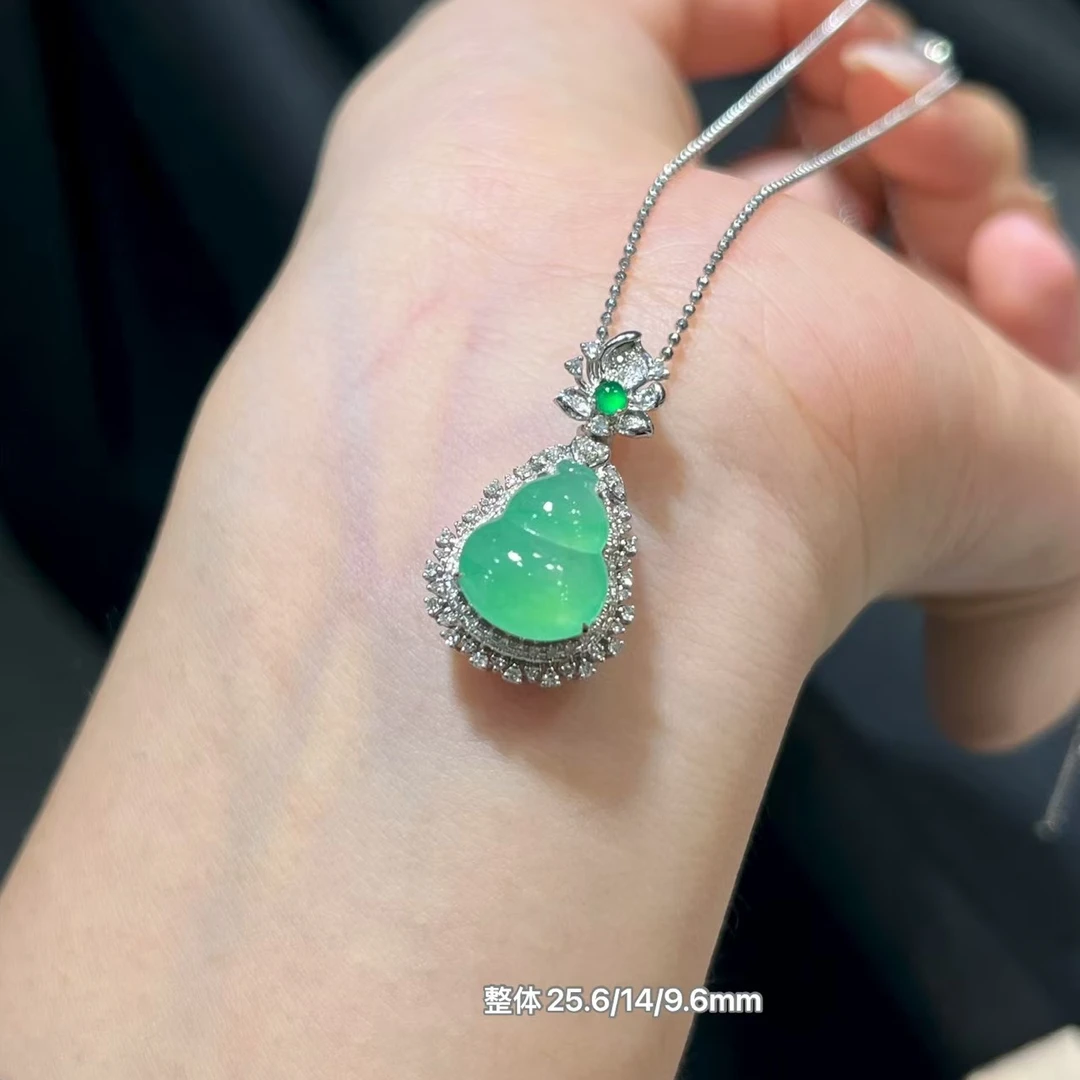 18K金豪镶翡翠高冰甜绿葫芦吊坠种老水足起荧光颜色清爽温润优雅