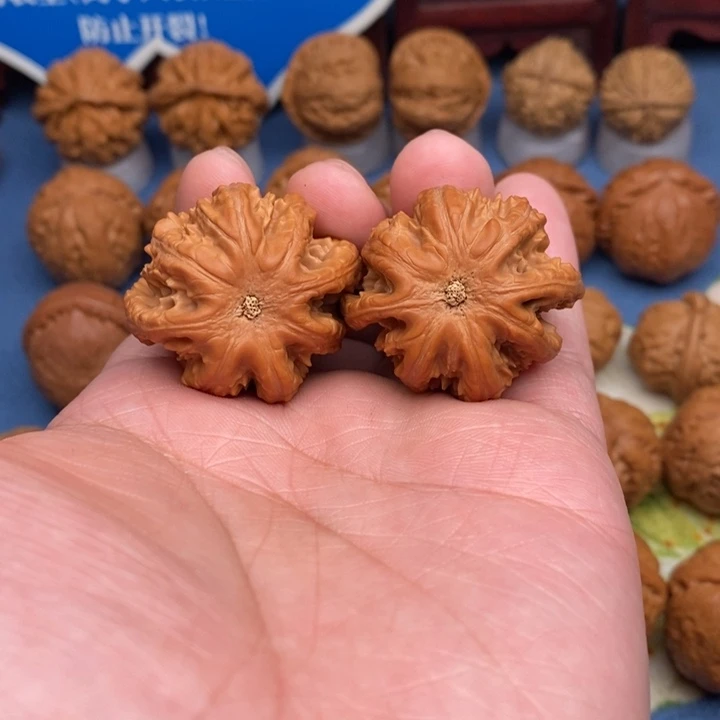 文玩核桃把件粗筋八棱