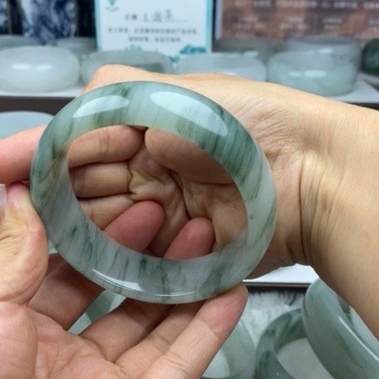彩***云未镶嵌手镯石英质玉（金丝玉）
