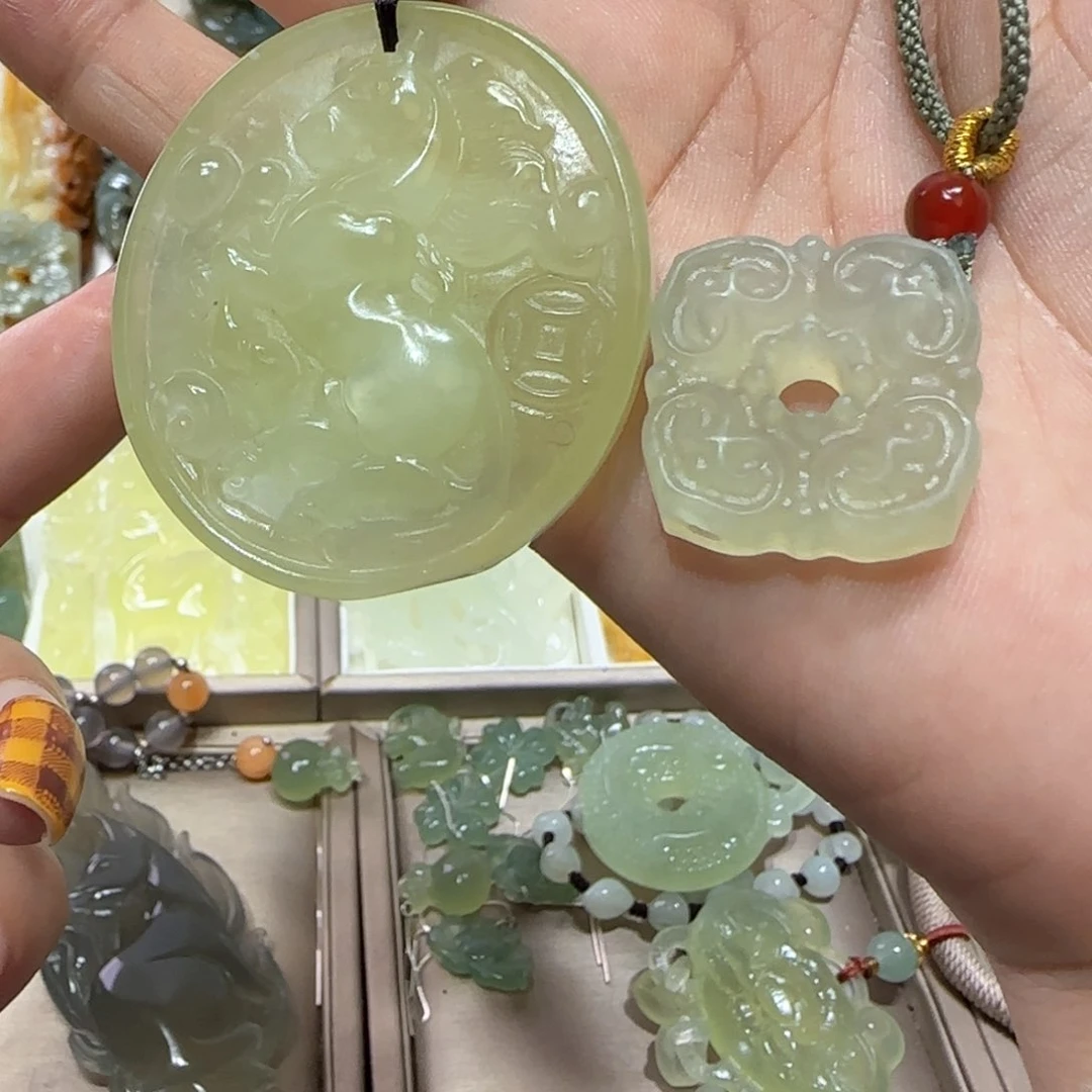 未镶嵌蛇纹石玉吊坠