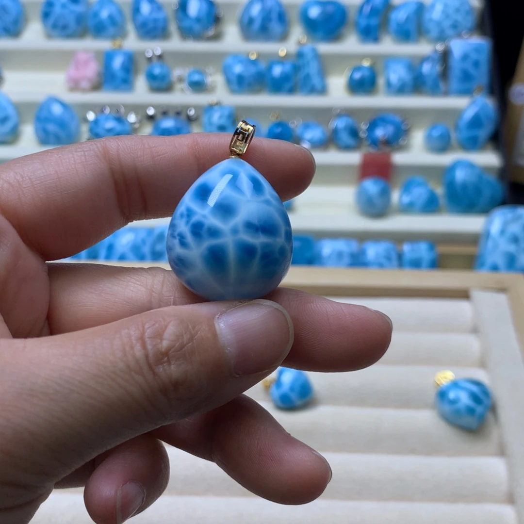 W***3针钠钙石（海纹石）18K金镶嵌颈饰