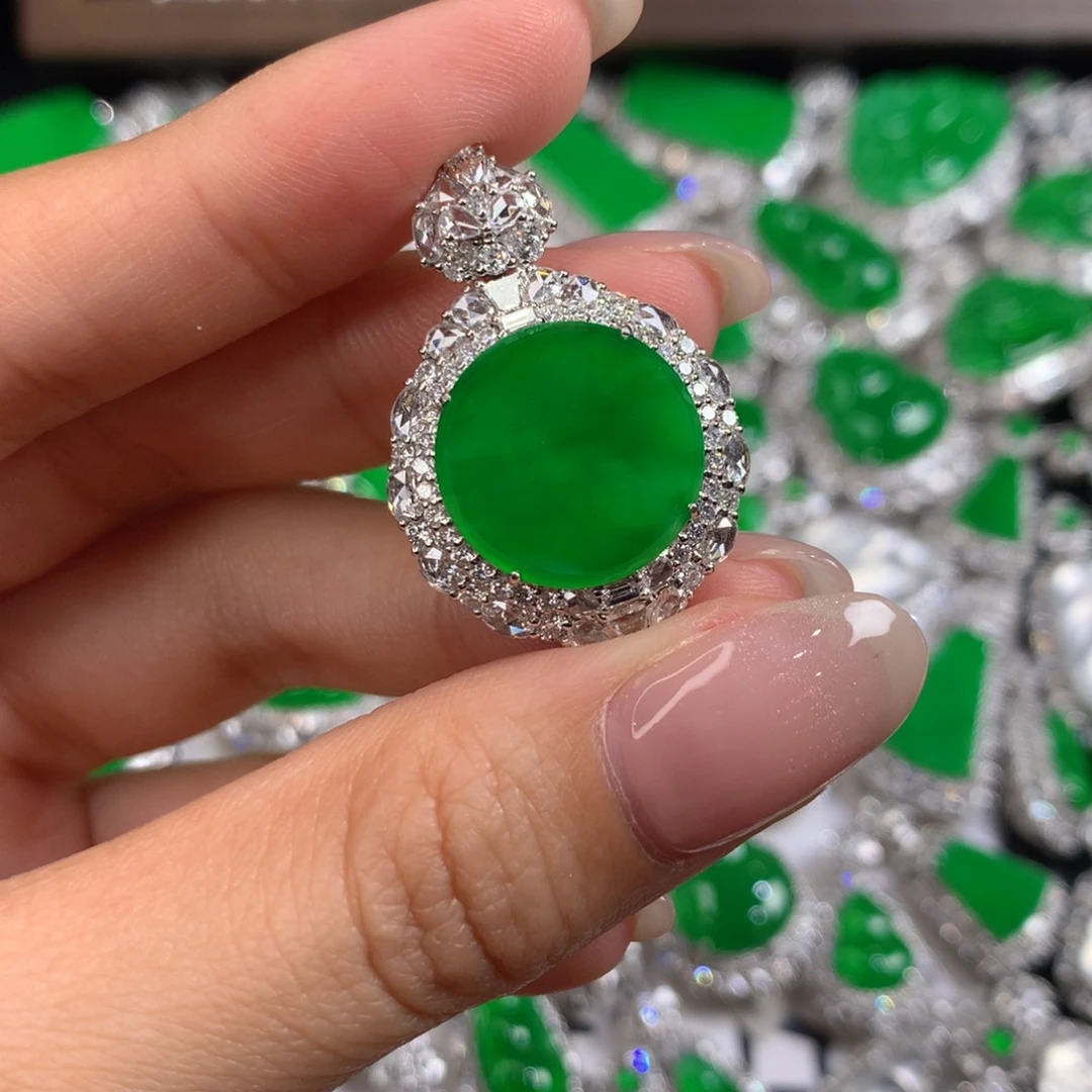 翡翠18K金镶嵌颈饰圆牌