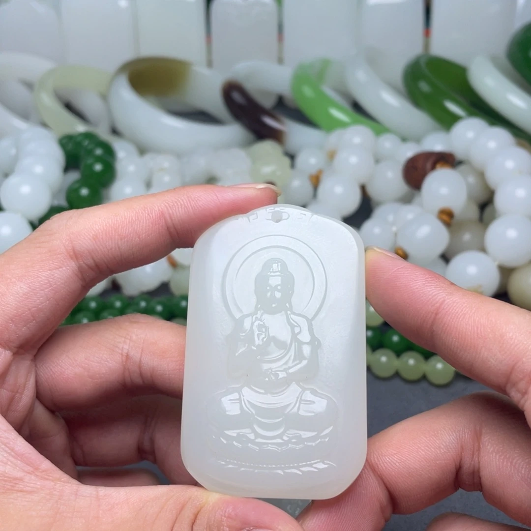 新疆羊脂白牌子吊坠