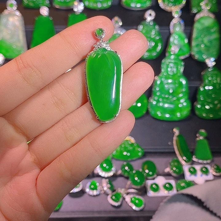 翡翠18K金镶嵌颈饰